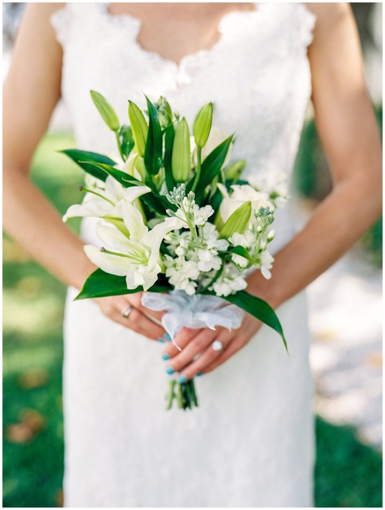 white lilly bouquet || The Ganeys