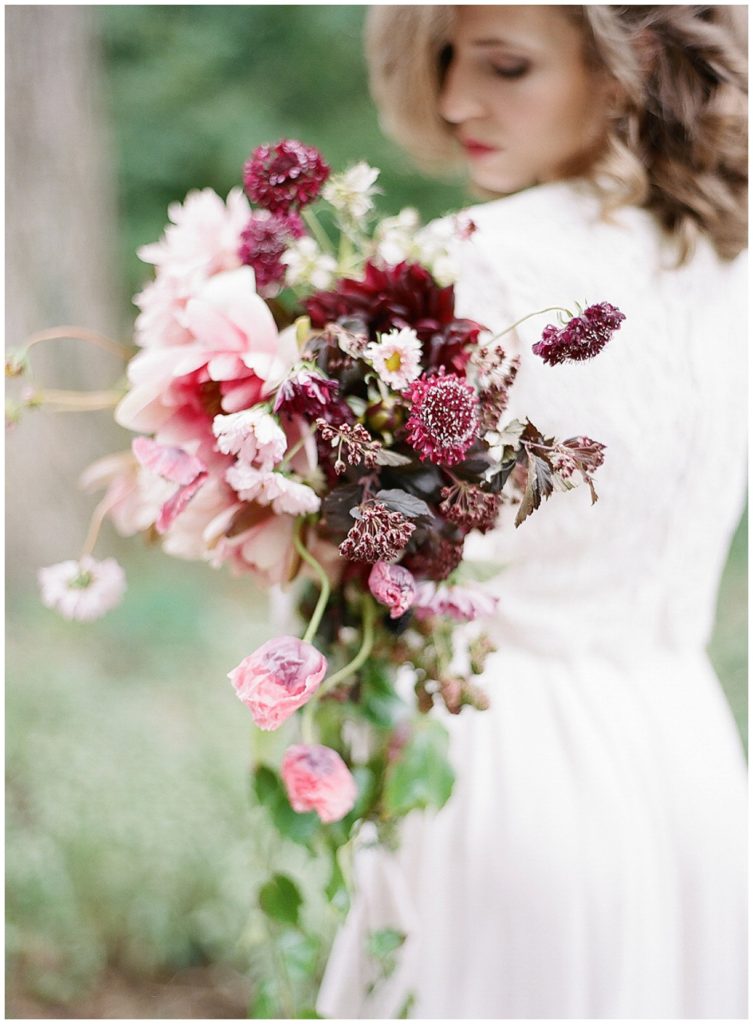 Maroon and pink bouquet by Bows & Arrows || The Ganeys
