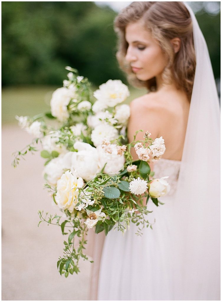 White and greenery wedding bouquet by Bows and Arrows || The Ganeys