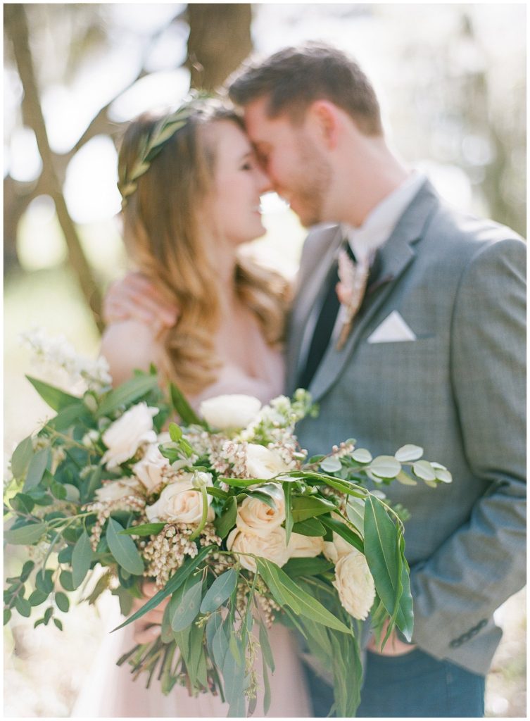 Blush and greenery wedding bouquet || The Ganeys