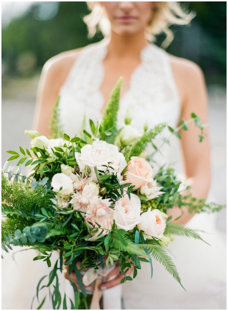 white and greenery bouquet || The Ganeys