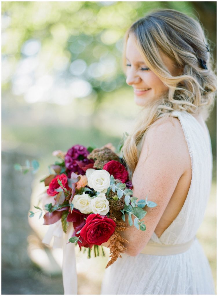 Red and white wedding inspiration || The Ganeys