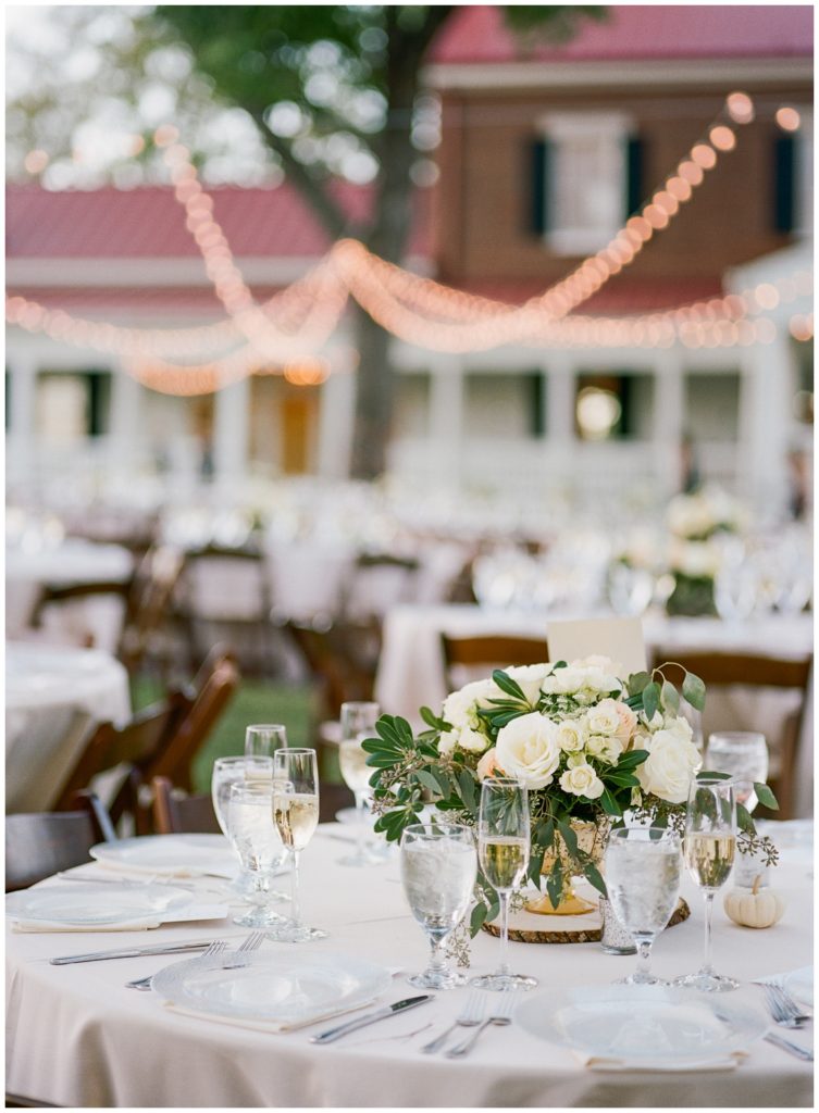Blush and white outdoor wedding || The Ganeys