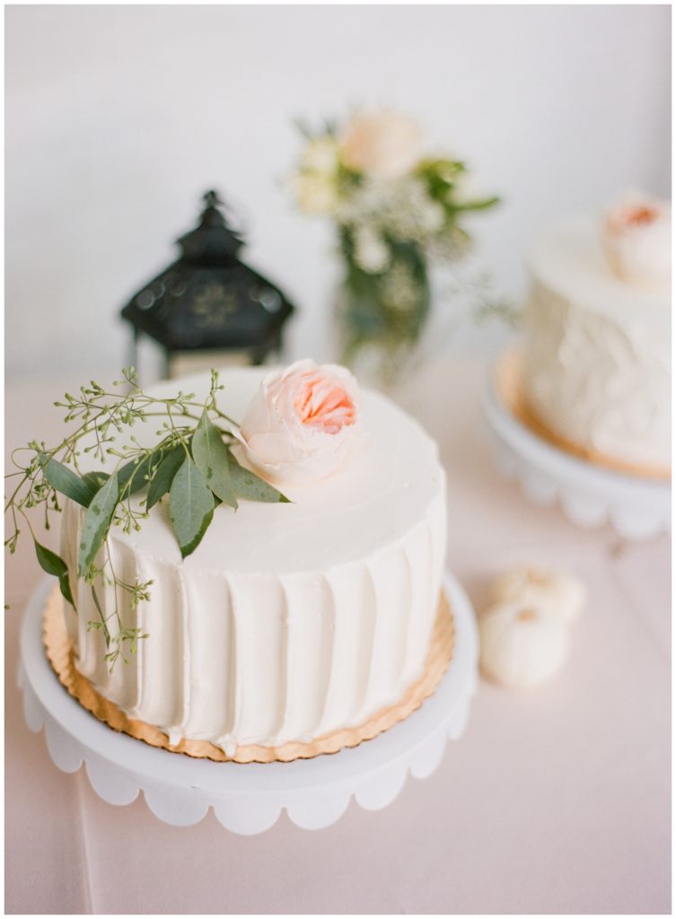 Elegant wedding cakes || The Ganeys