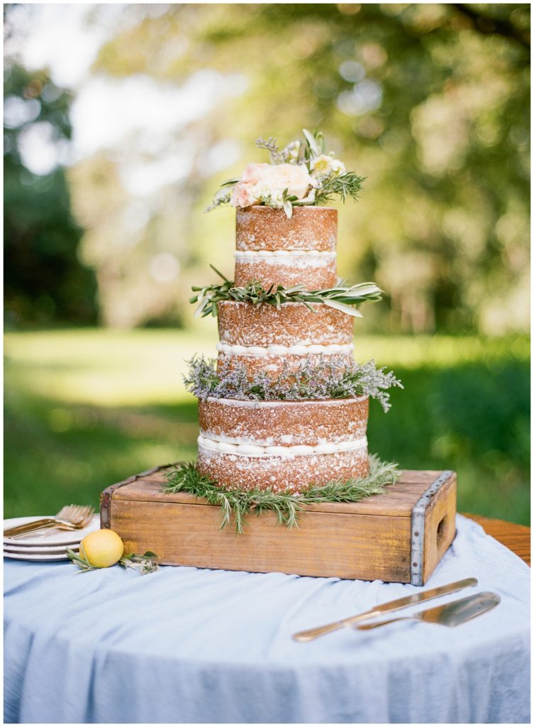 Naked cake with flowers || The Ganeys