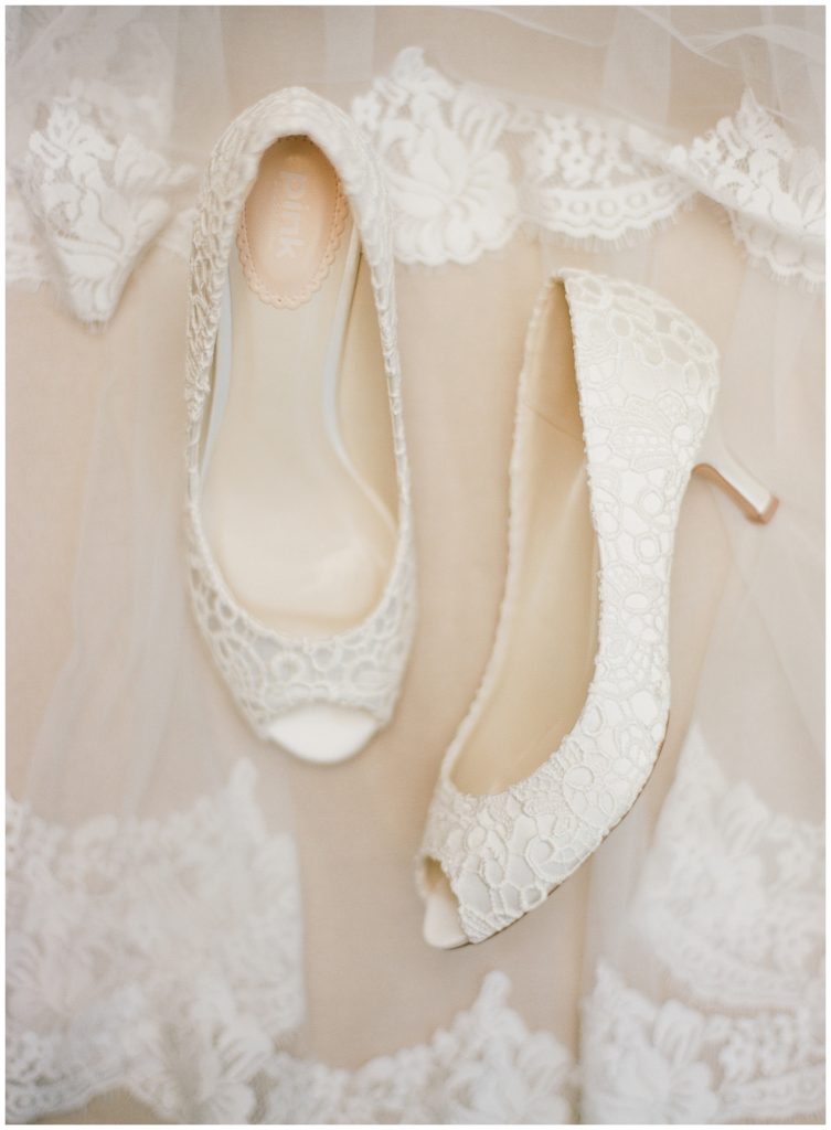 Lace bridal shoes from Nordstrom || The Ganeys