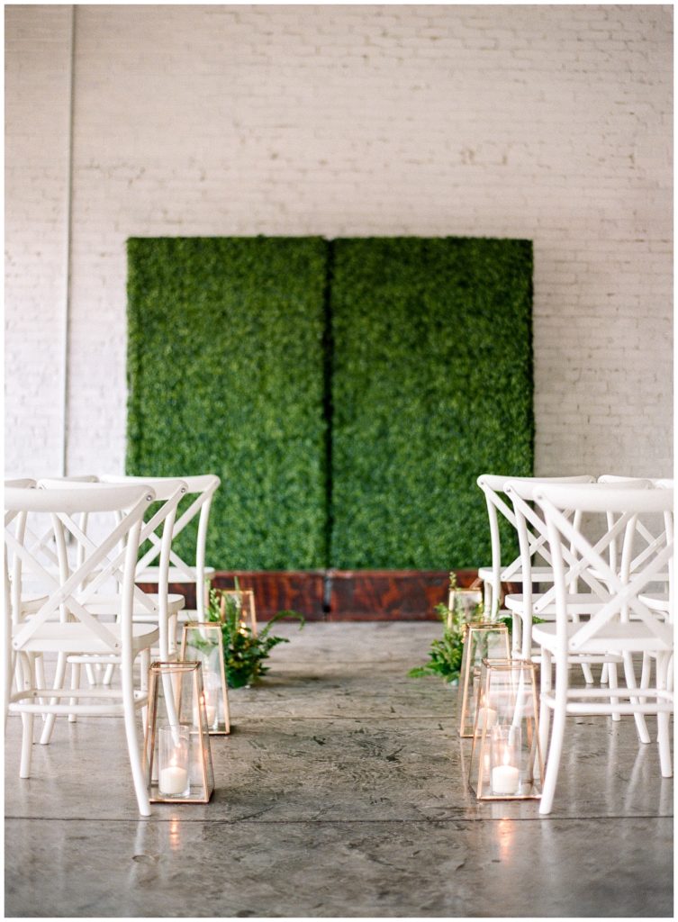 Boxwood wall ceremony setup at Haus 820, styled by Amber Veatch Designs || The Ganeys