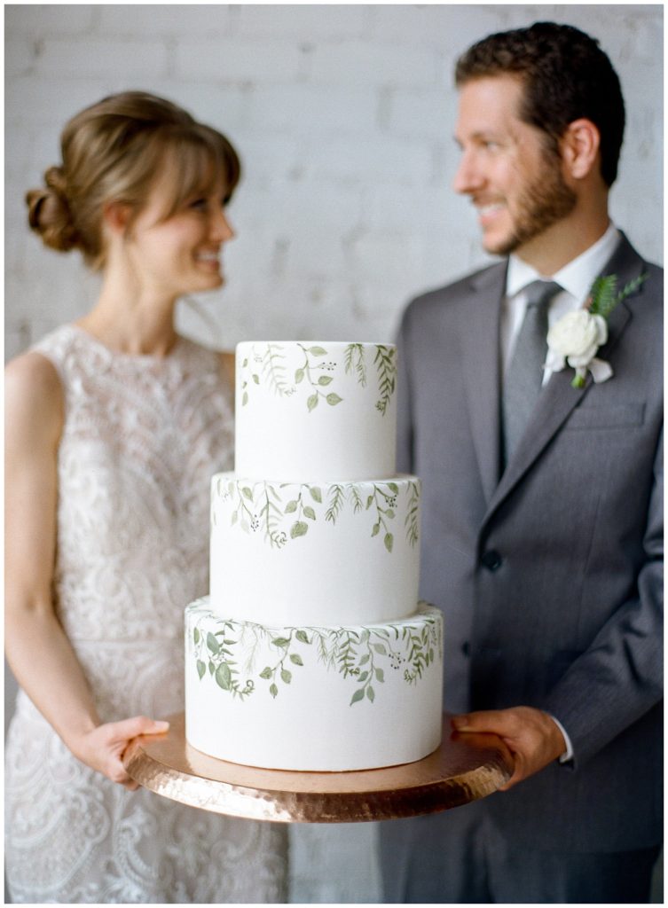 Greenery wedding cake by Hands on Sweets || The Ganeys