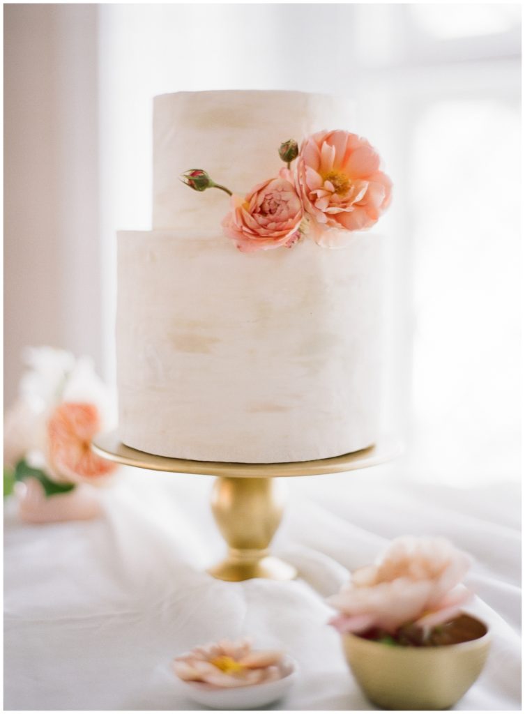 White wedding cake with flowers J'aime Cakes || The Ganeys