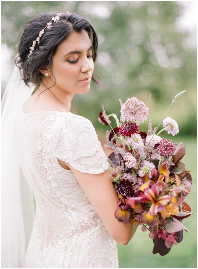 Maroon and lavender bouquet by Gather Design Company || The Ganeys
