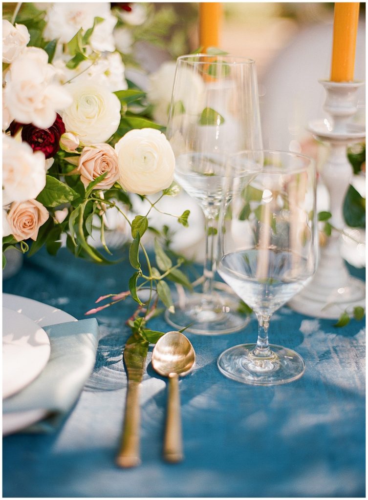 Blue and white wedding inspiration by Laura Miller Design at Elliston Vineyards || The Ganeys