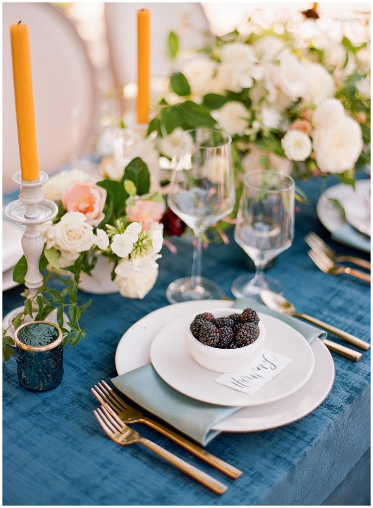 Blue and white wedding inspiration by Laura Miller Design at Elliston Vineyards || The Ganeys