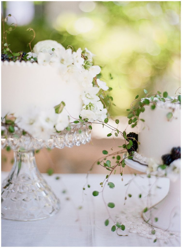 Mini wedding cakes at Elliston Vineyards || The Ganeys