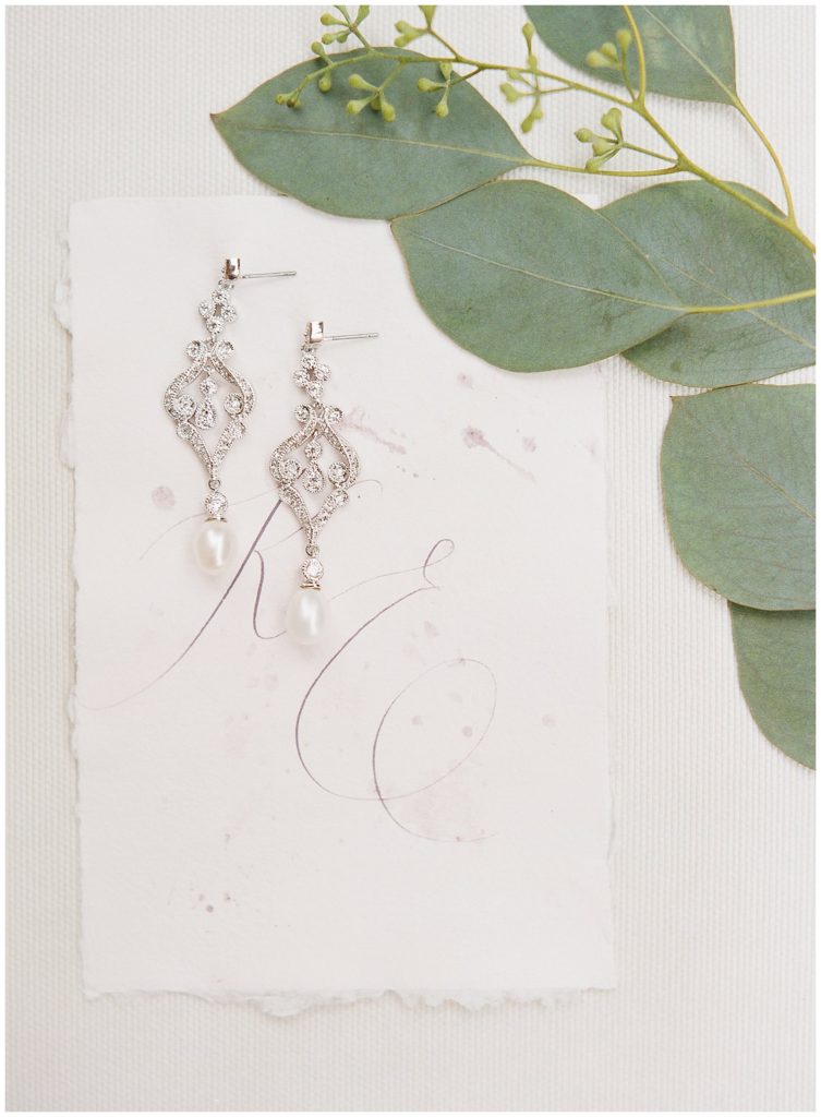 Bridal earrings with pearls || The Ganeys