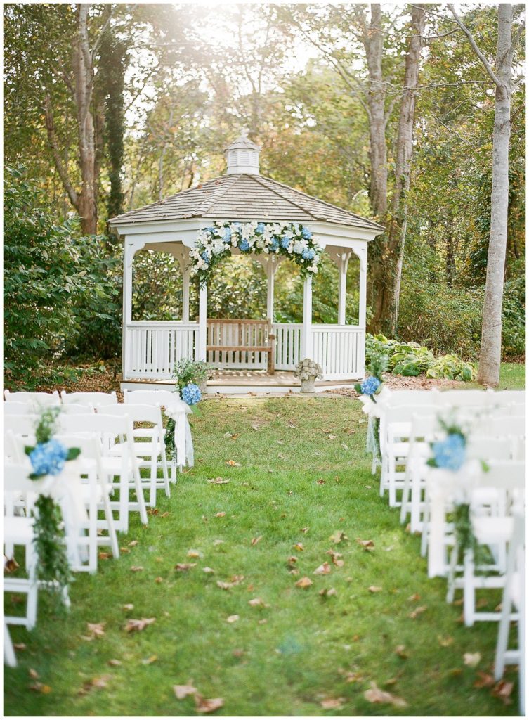 Blue and white wedding cereomony gazebo at Captain Linnell House || The Ganeys #capecodwedding