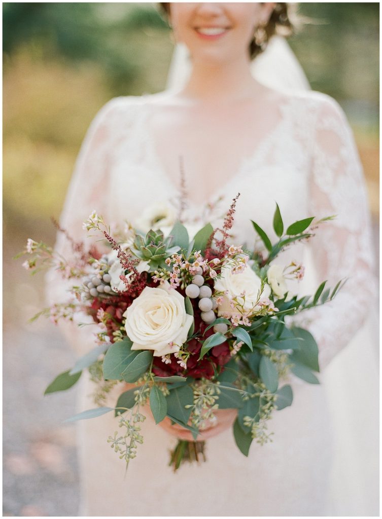 Fall wedding bouquet by Andrew's Florist || The Ganeys