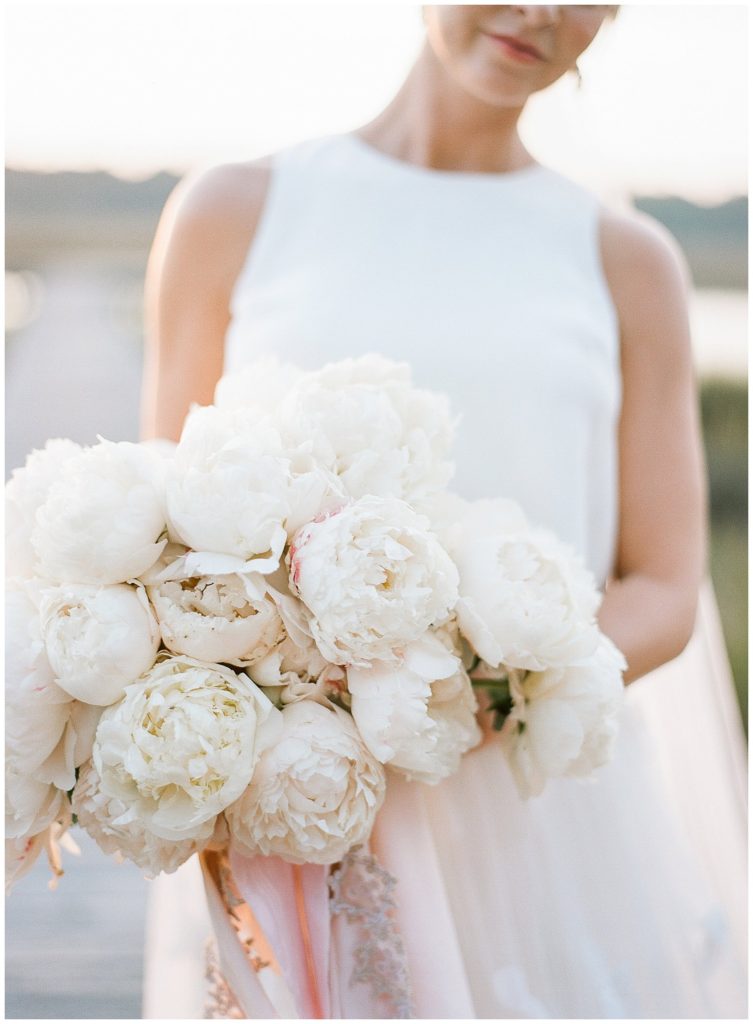 White peony wedding bouquet || The Ganeys 