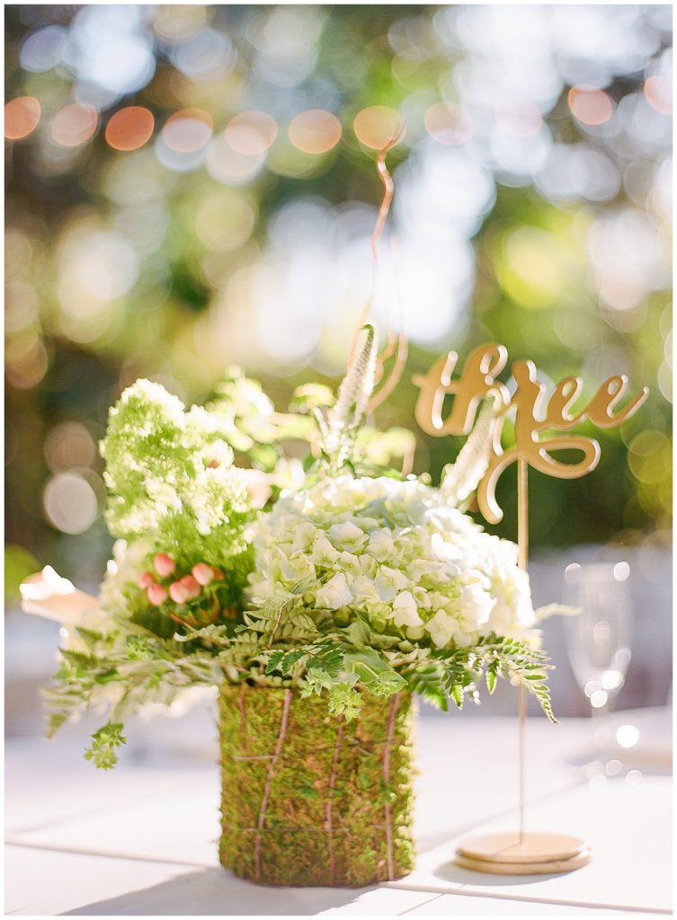 Simple organic centerpieces for outdoor wedding || The Ganeys