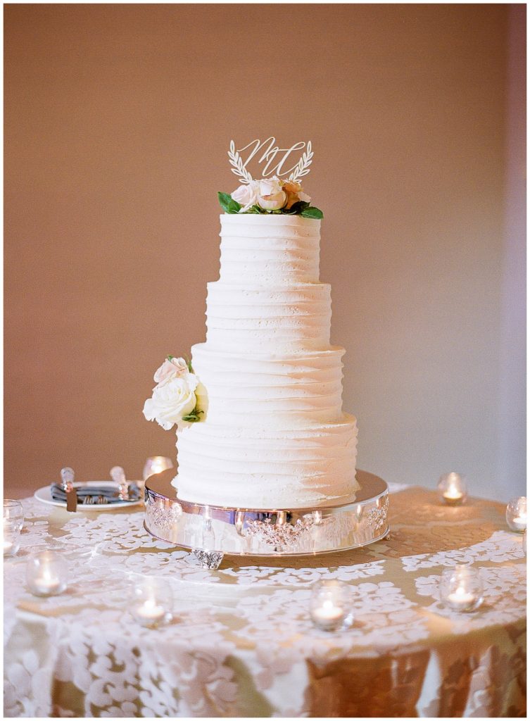 Classic wedding cake #elegantcake #weddingcake #classicwedding || The Ganeys