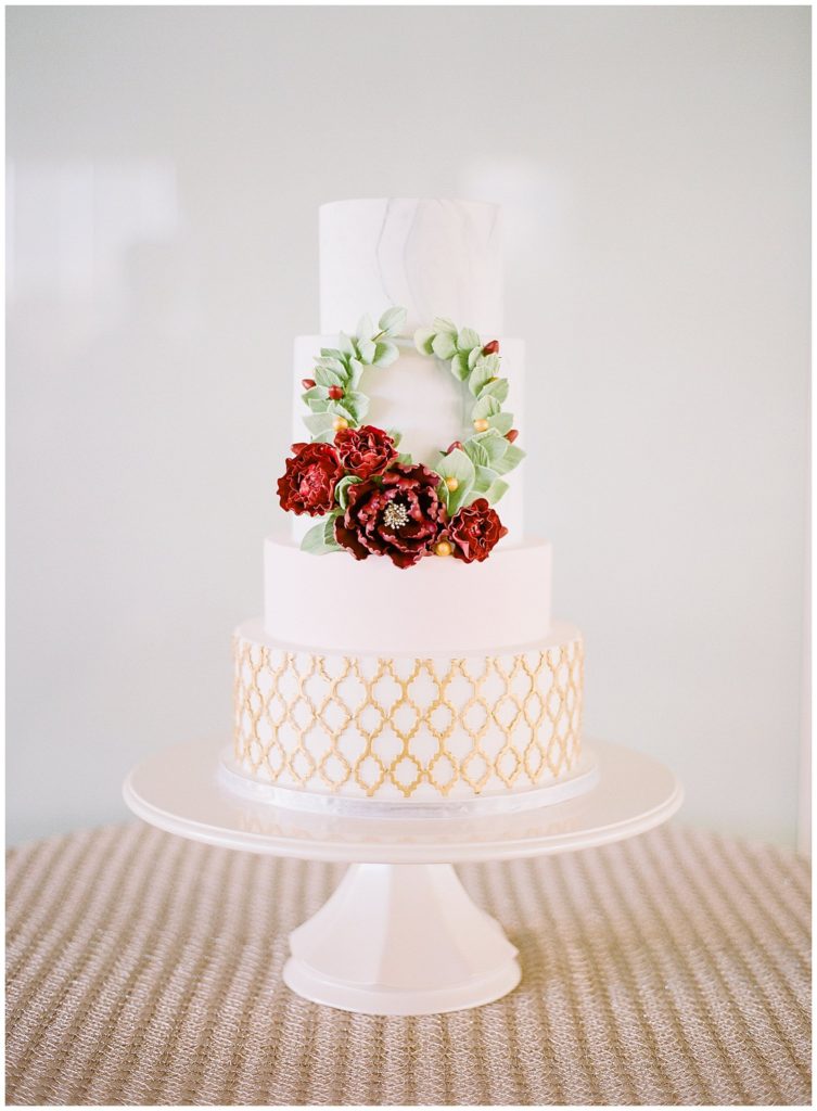 Hands on Sweets Winter Wedding Cake with Floral Wreath || The Ganeys