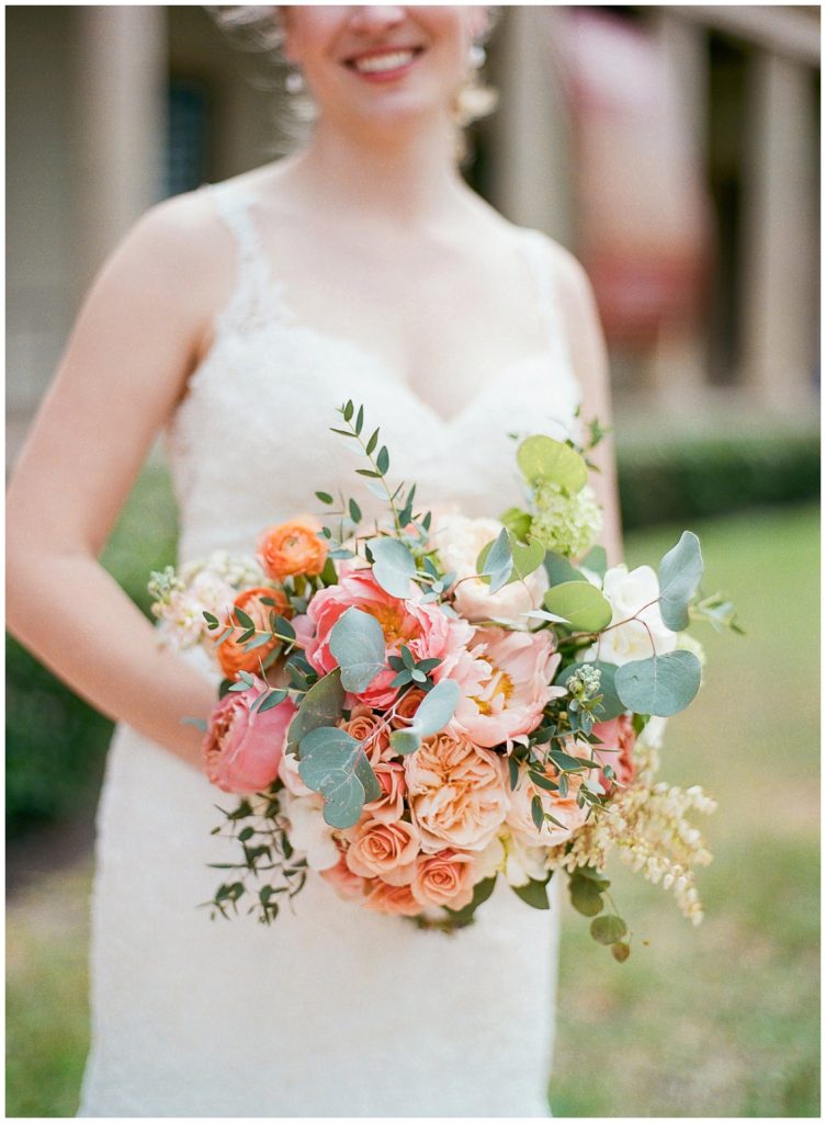 Spring wedding bouquet by 2Birds Events || The Ganeys