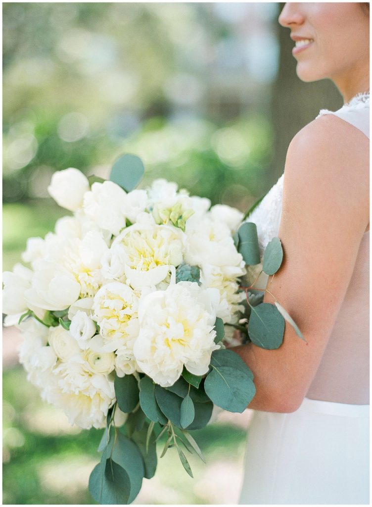 White wedding bouquet from FH Weddings & Events || The Ganeys