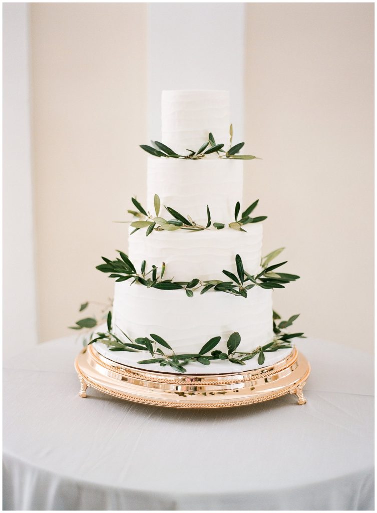 Simple white cake from Elise's Pieces at The Orlo, Planned by Bourbon and Blush Events || The Ganeys