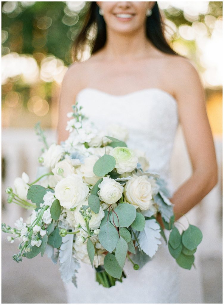 White bouquet with greenery by Boca by Designs || The Ganeys