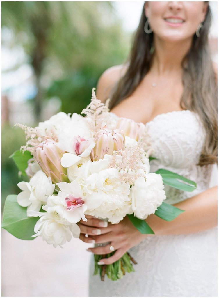 Tropical wedding bouquet by FH Events || The Ganeys