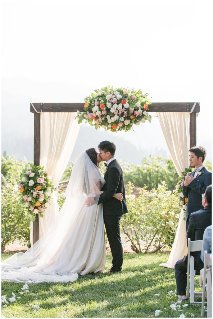 Outdoor ceremony in Napa at Harvest Inn || The Ganeys