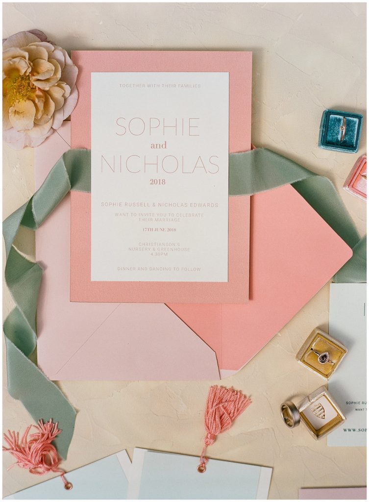 Modern pastel wedding invitation for spring wedding from Elmo Paper Stories || The Ganeys