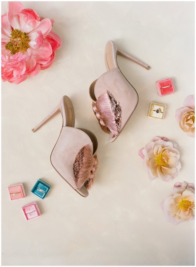 Pink tassel shoes for spring wedding || The Ganeys