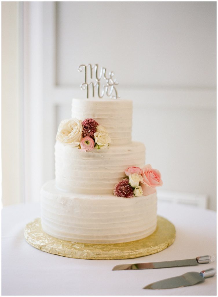 Three Tiered white elegant cake from Sugar Divas Cakes Orlando || The Ganeys
