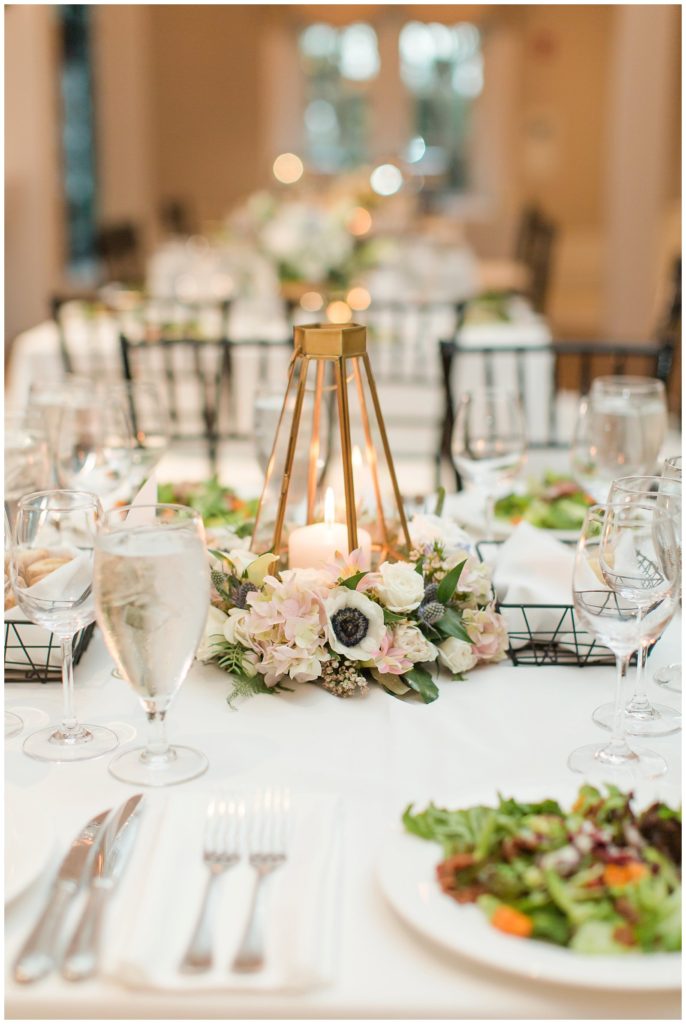 Lantern and floral centerpieces at Kiawah Island Club || The Ganeys