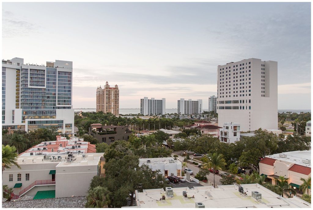 Rooftop wedding ceremony at Art Ovation Hotel in downtown Sarasota || The Ganeys