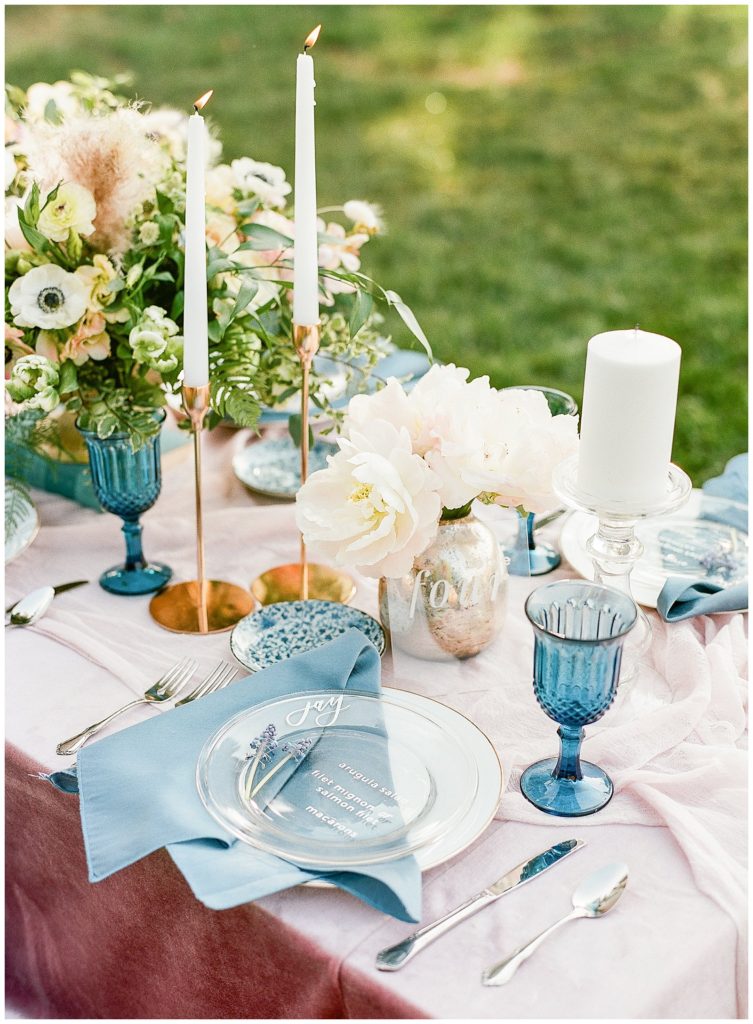 Mariee Weddings designed blue and pink tablescape for wedding in Livermore || The Ganeys
