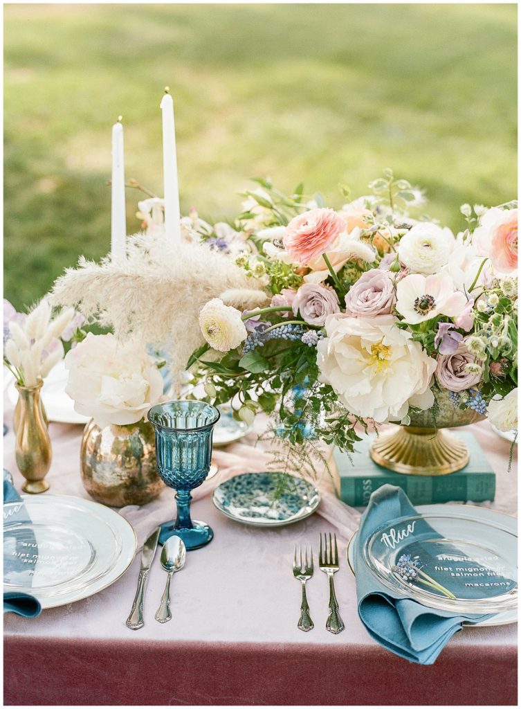 Blue and pink wedding table designed by Mariee Weddings with Sarah's Garden Design || The Ganeys