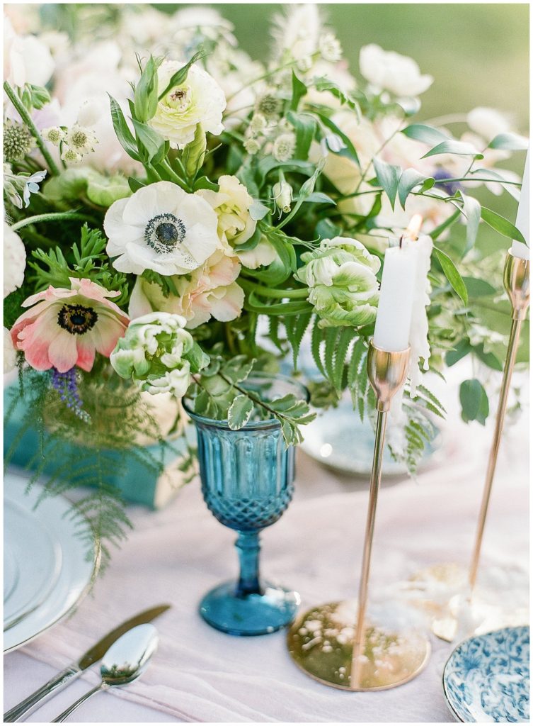 Blue and pink wedding table design || The Ganeys