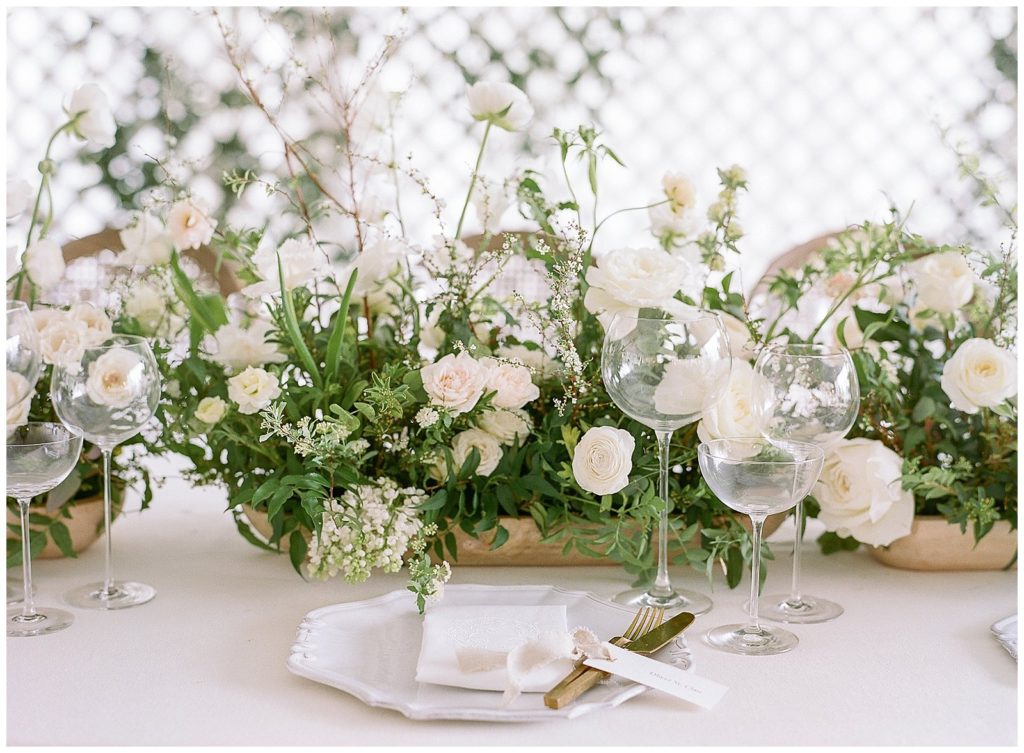White wedding inspiration for luxury bride at Chateau Lill || The Ganeys