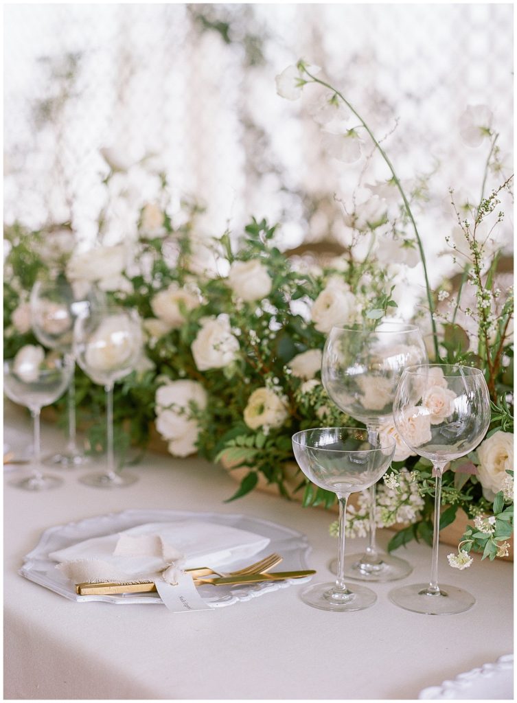 Elegant white wedding inspiration for luxury wedding at Chateau Lill with Gather Design Company and Callista & Company || The Ganeys