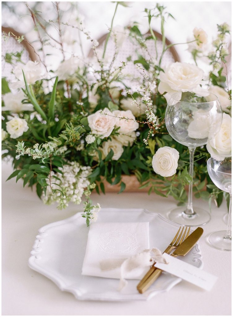 Elegant white wedding inspiration for luxury wedding at Chateau Lill with Gather Design Company and Callista & Company || The Ganeys