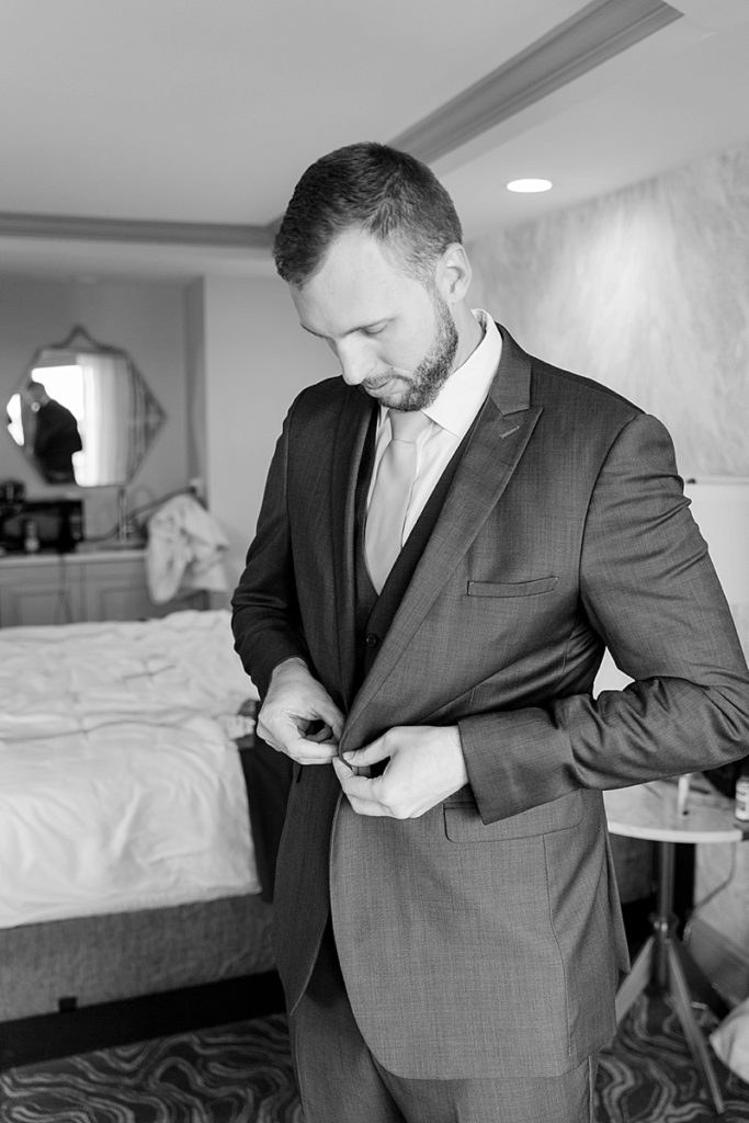 Groom getting ready for wedding at The Vinoy || The Ganeys