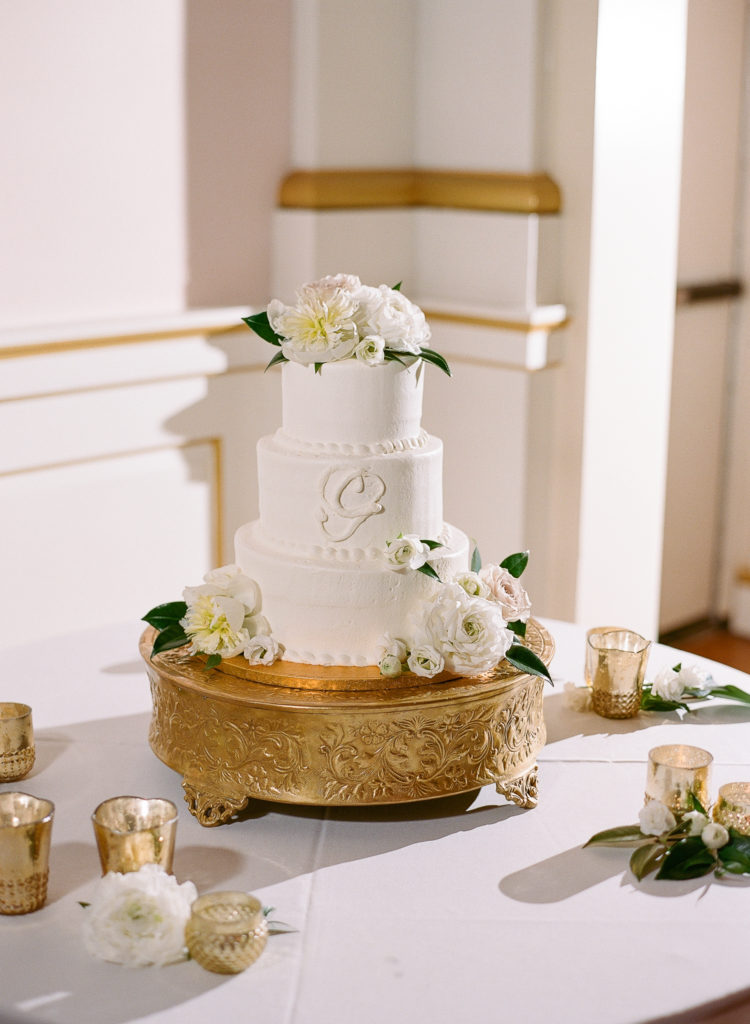 Wedding cake with monogram || The Ganeys
