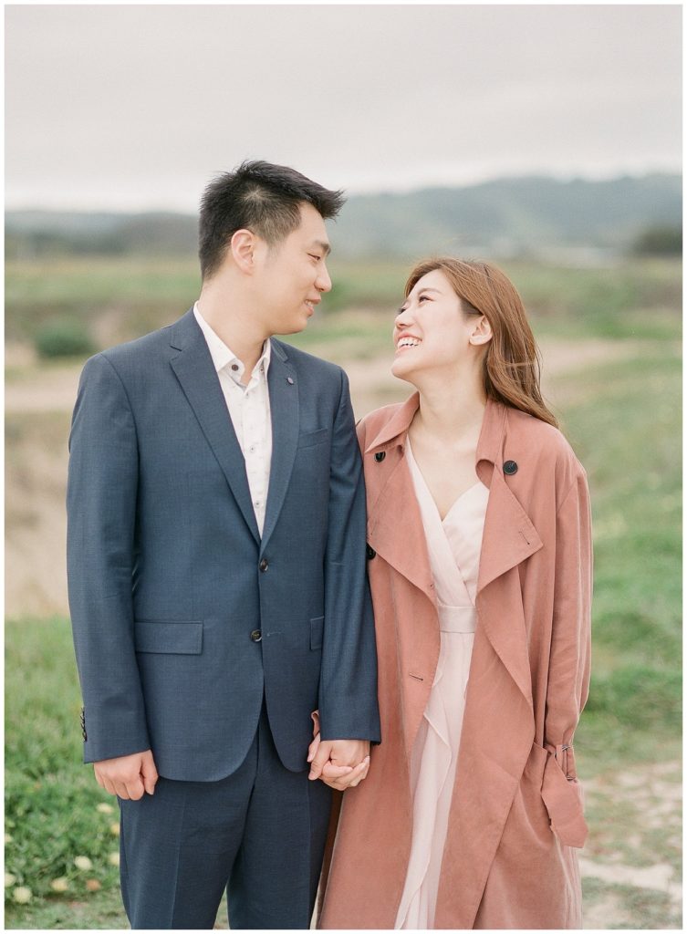San Francisco engagement photos on chilly day in Half Moon Bay || The Ganeys