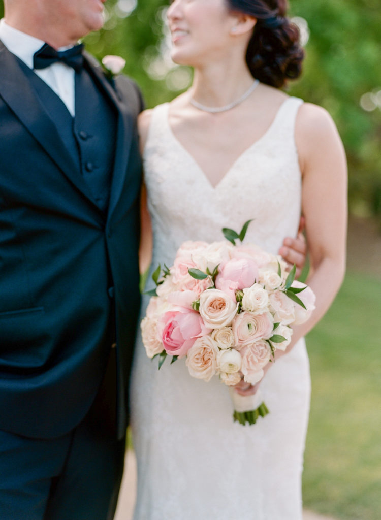 Blush and white wedding bouquet || The Ganeys