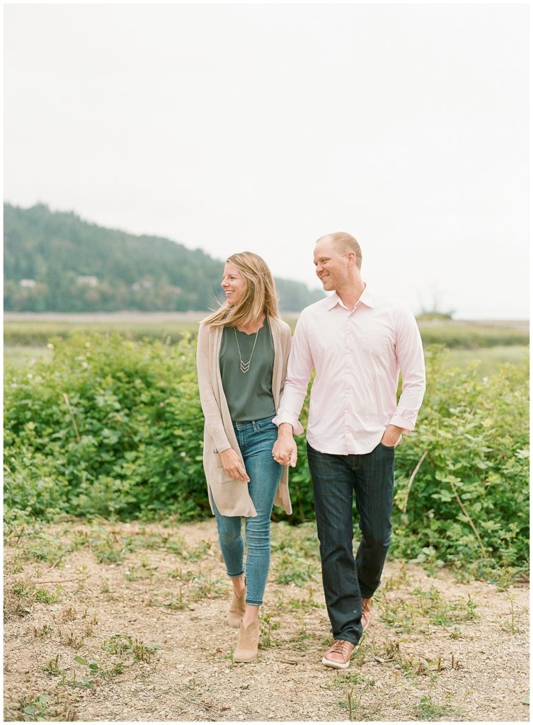 Earth-toned engagement outfits for engagement session in Hood Canal || The Ganeys