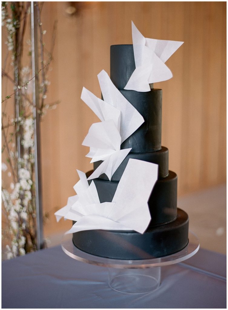 Origami wedding cake for black and white wedding in Napa || The Ganeys 