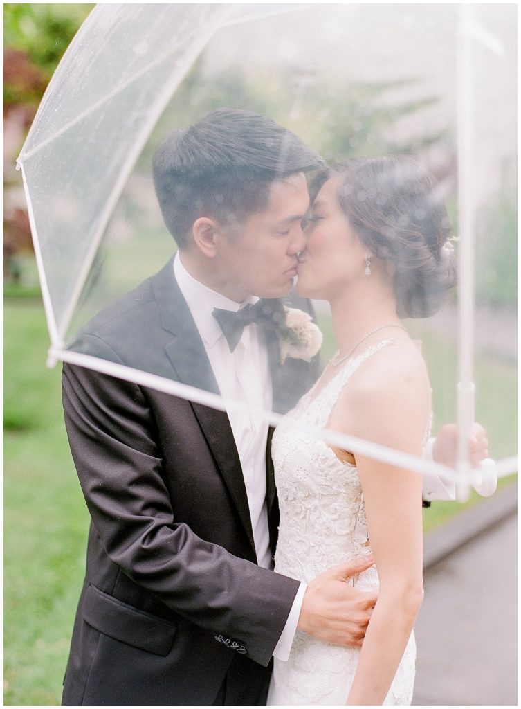 Romantic rainy day wedding photos || The Ganeys