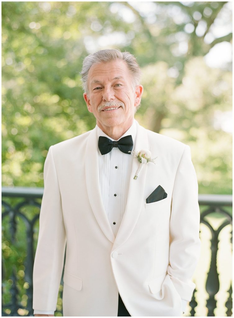 Groom in white tux at Nottoway Plantation || The Ganeys