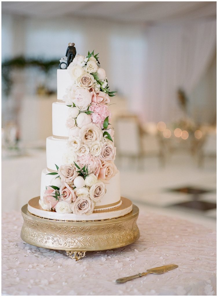 Four tiered fine art wedding cake with florals at Nottoway Plantation with Ambrosia Bakery || The Ganeys